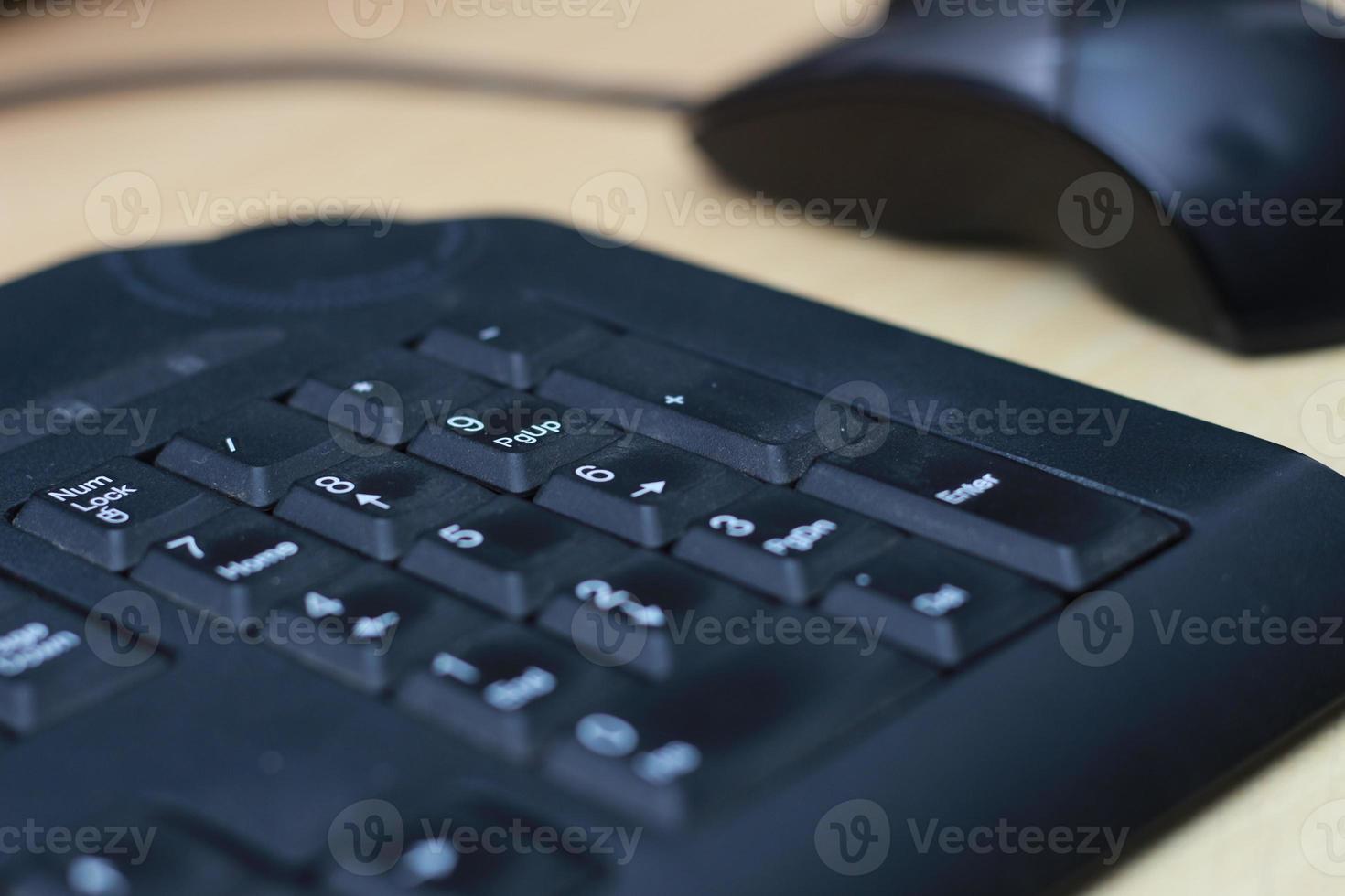 un foto de un negro ratón y teclado a trabajo con. tecnología equipo concepto foto.