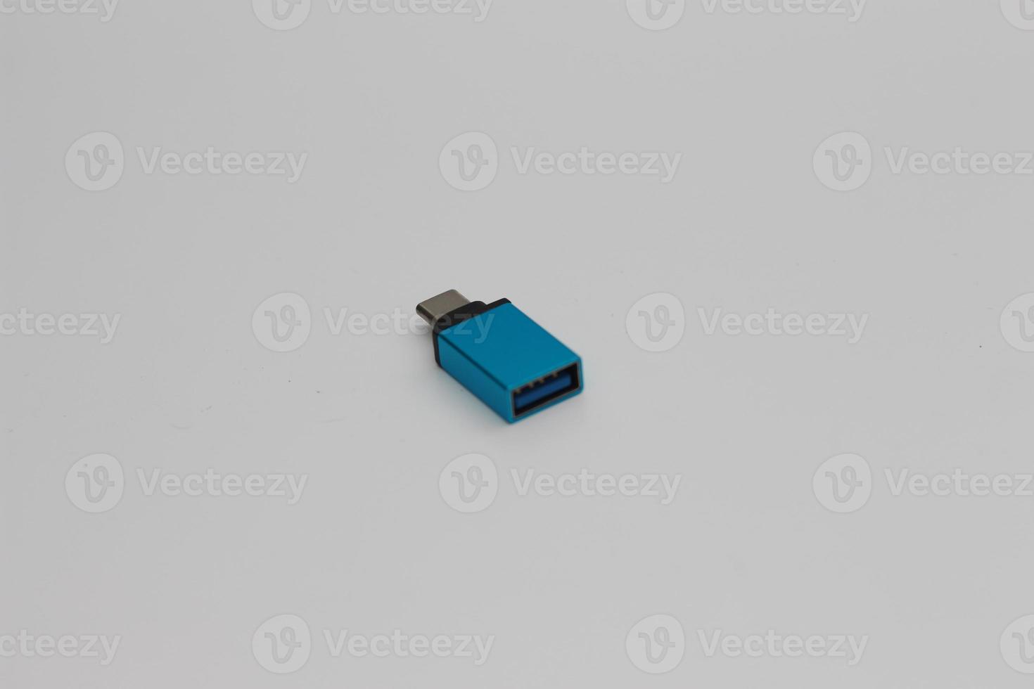 un cerca arriba de USB otg o en el Vamos tipo C a tipo un adaptadores foto