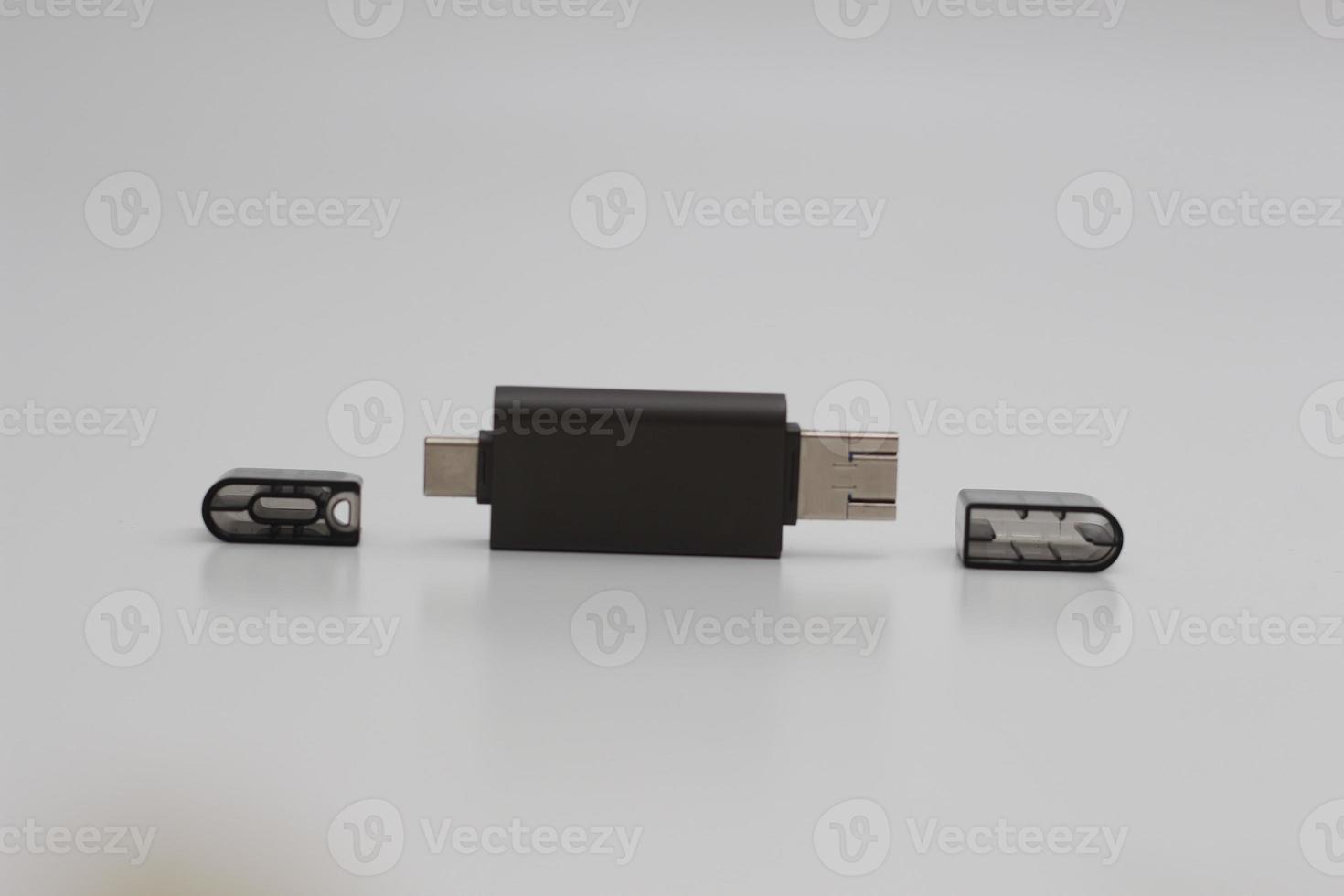 un cerca arriba de multifunción USB otg adaptador foto