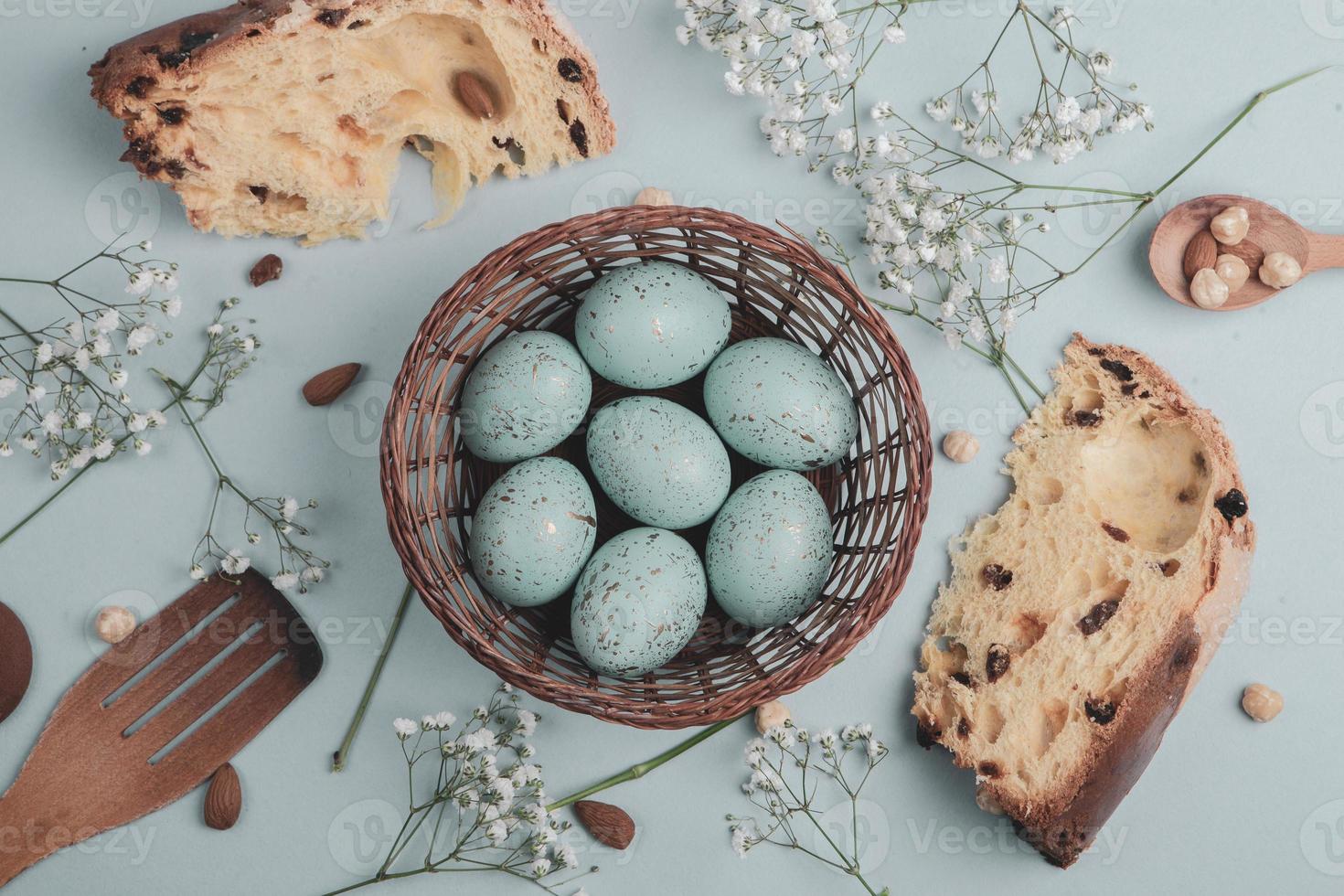 fondo de huevos de pascua de color pastel pintado a mano. feliz tarjeta de felicitación de pascua o invitación. foto