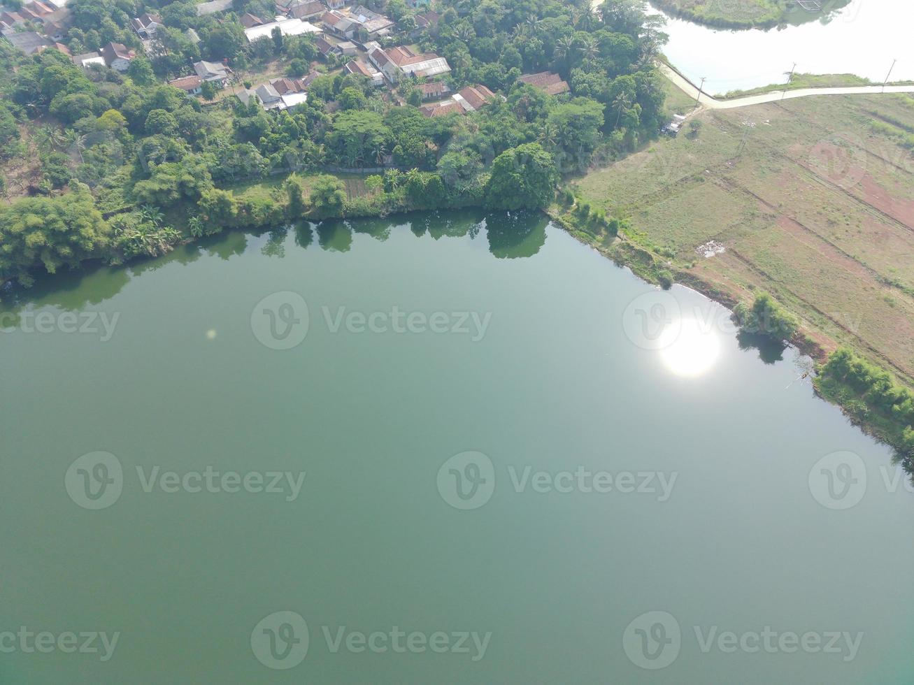 aéreo De arriba hacia abajo ver de dahamilnuris lago en soleado día. foto