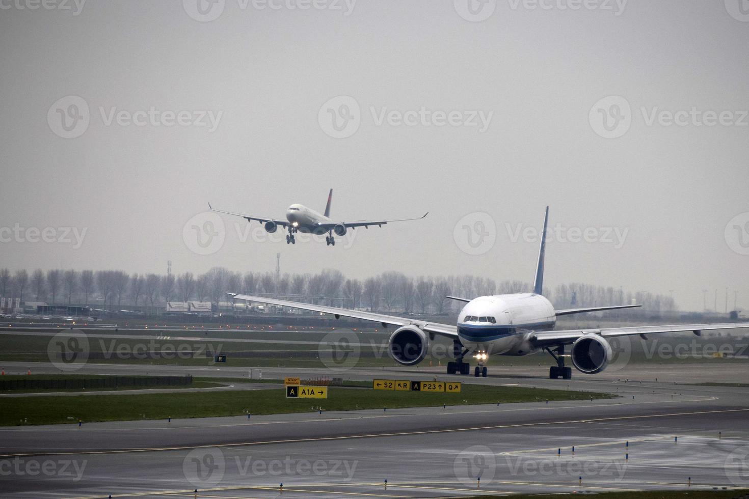 boeing 747 acerca de a aterrizaje a Amsterdam Schiphol aeropuerto. foto
