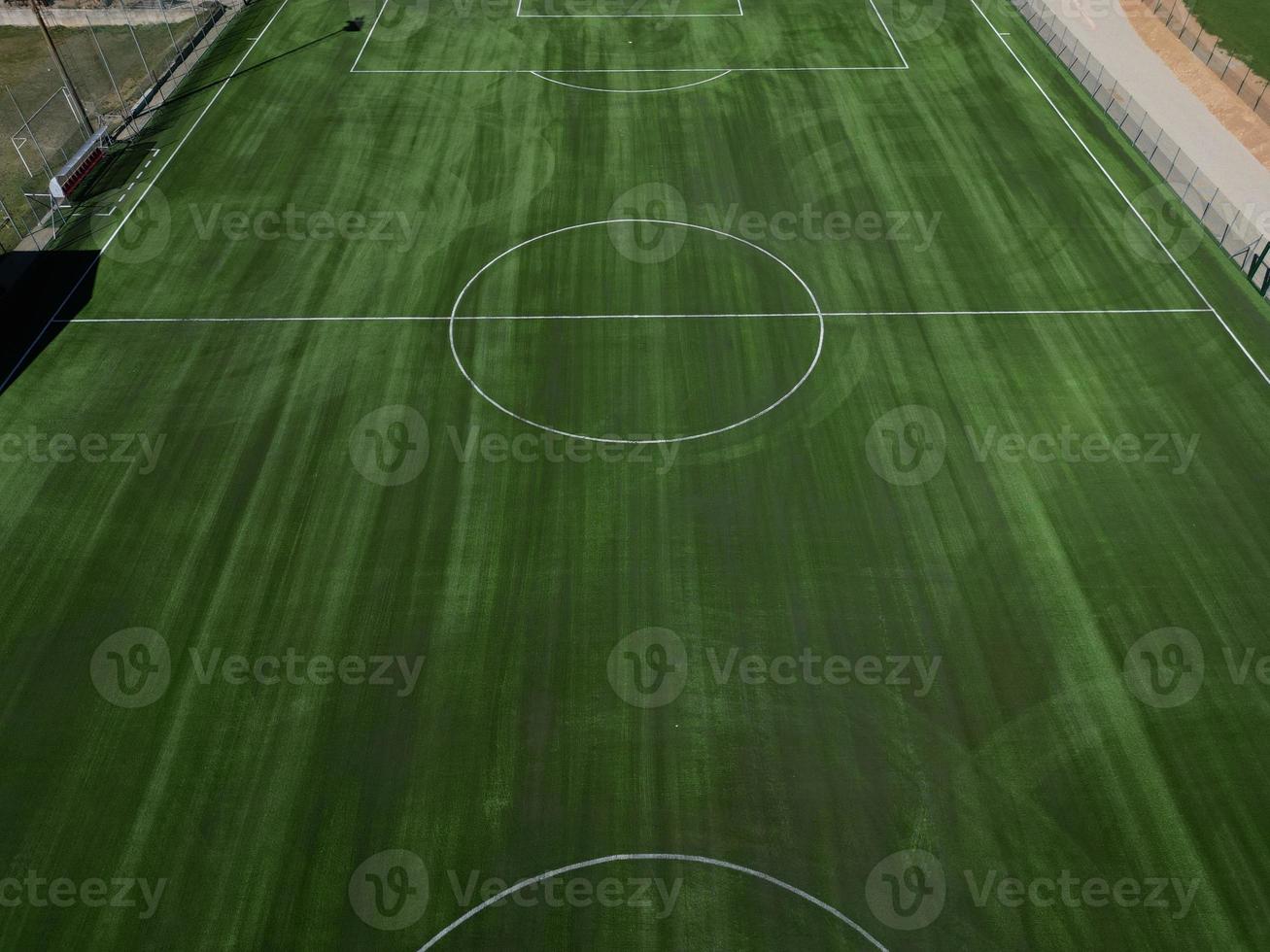 fútbol campo en el campo, aéreo ver desde zumbido. foto