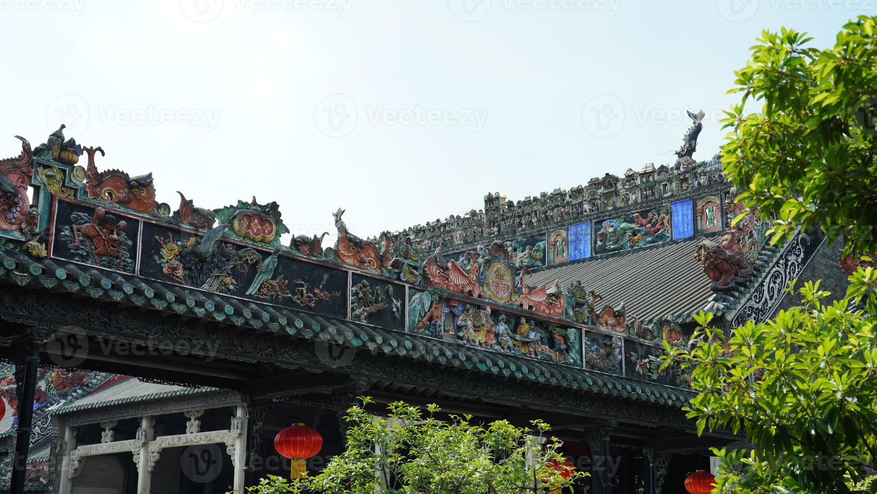 el antiguo chino colegio edificios situado en Guangzhou ciudad de el China con el hermosa Roca y de madera escultura foto