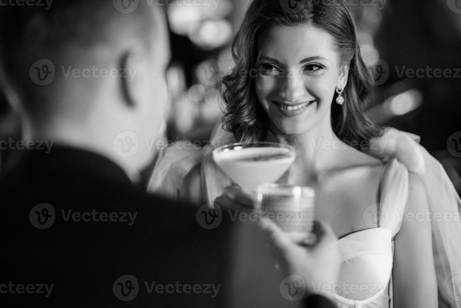 novia y novio dentro de un bar de cócteles foto