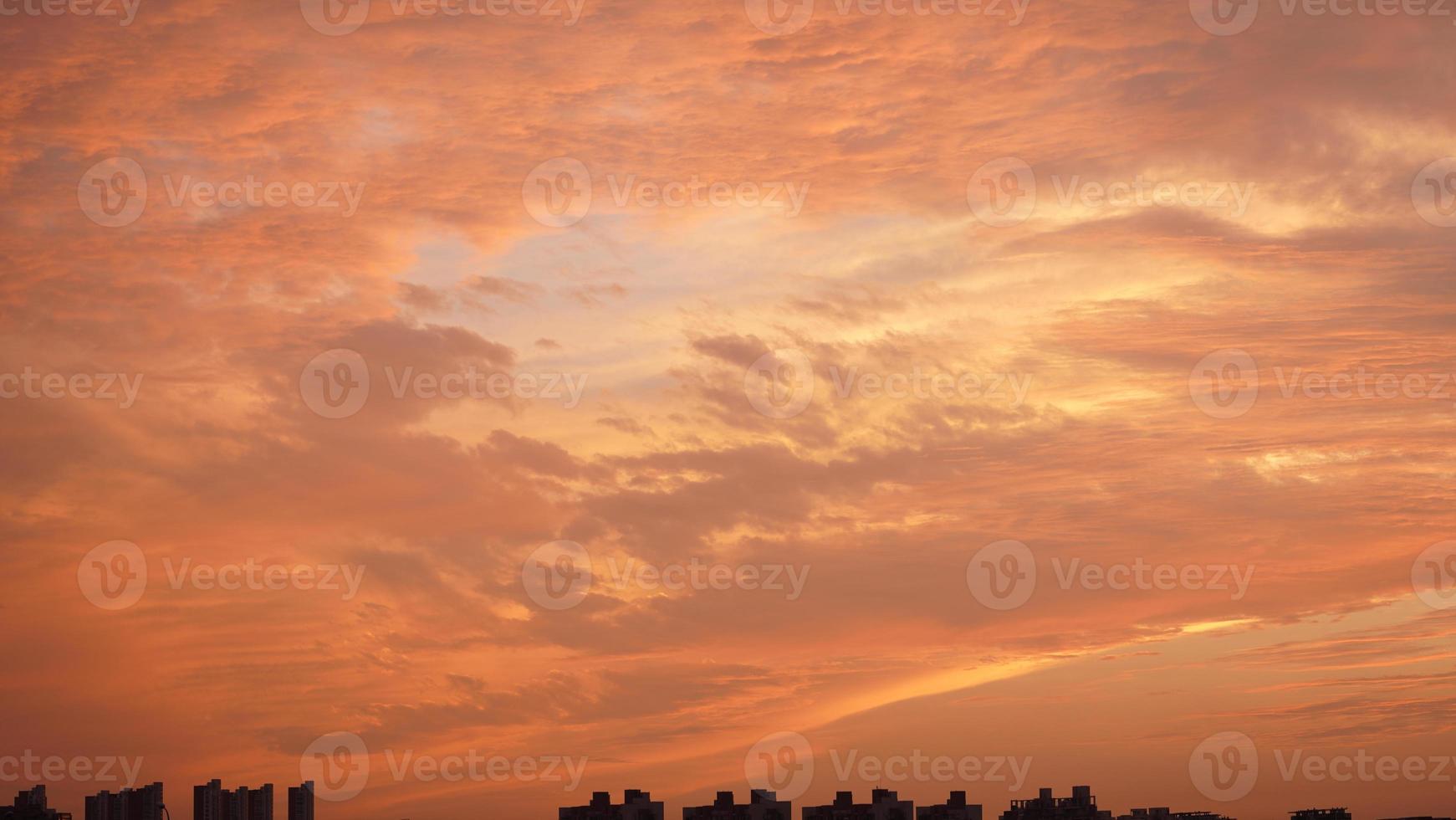 el hermosa puesta de sol cielo ver con el vistoso nubes y calentar luces en el cielo foto