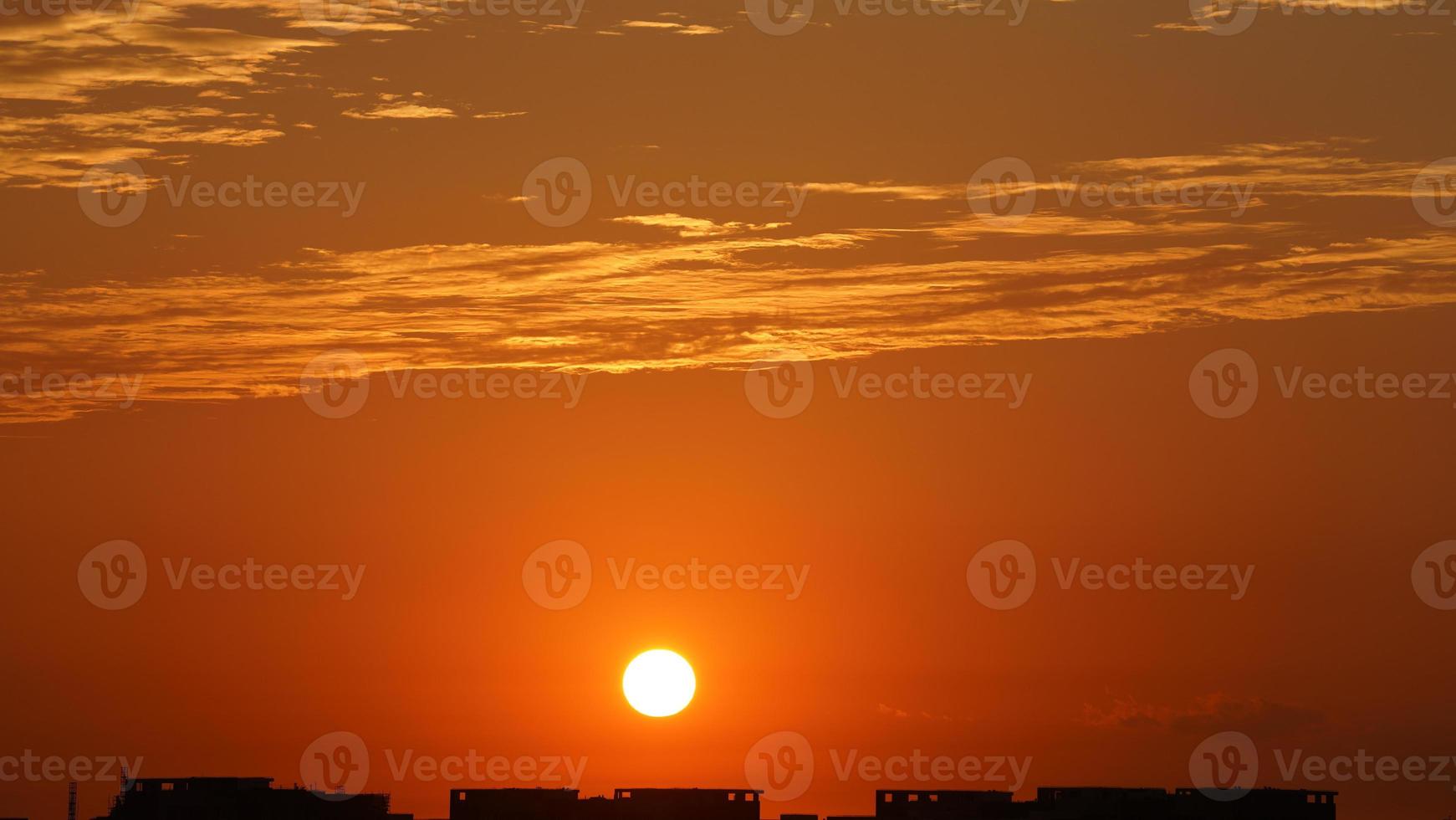 el hermosa puesta de sol cielo ver con el vistoso nubes y calentar luces en el cielo foto