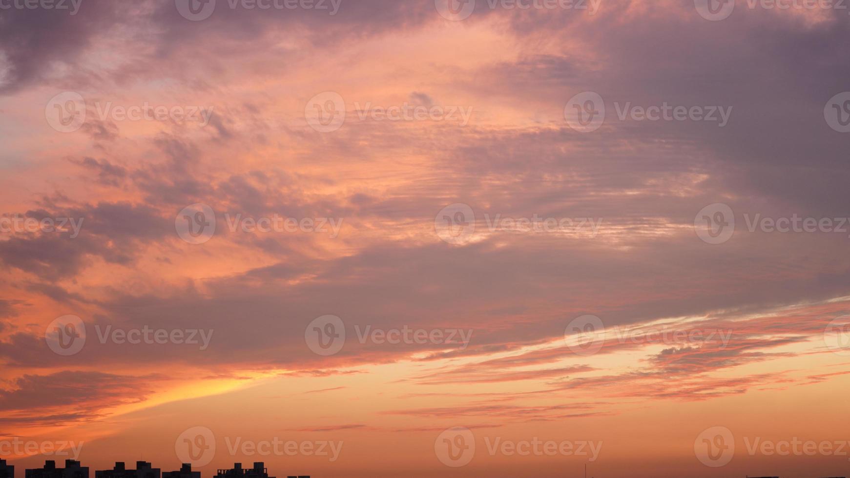 el hermosa puesta de sol cielo ver con el vistoso nubes y calentar luces en el cielo foto