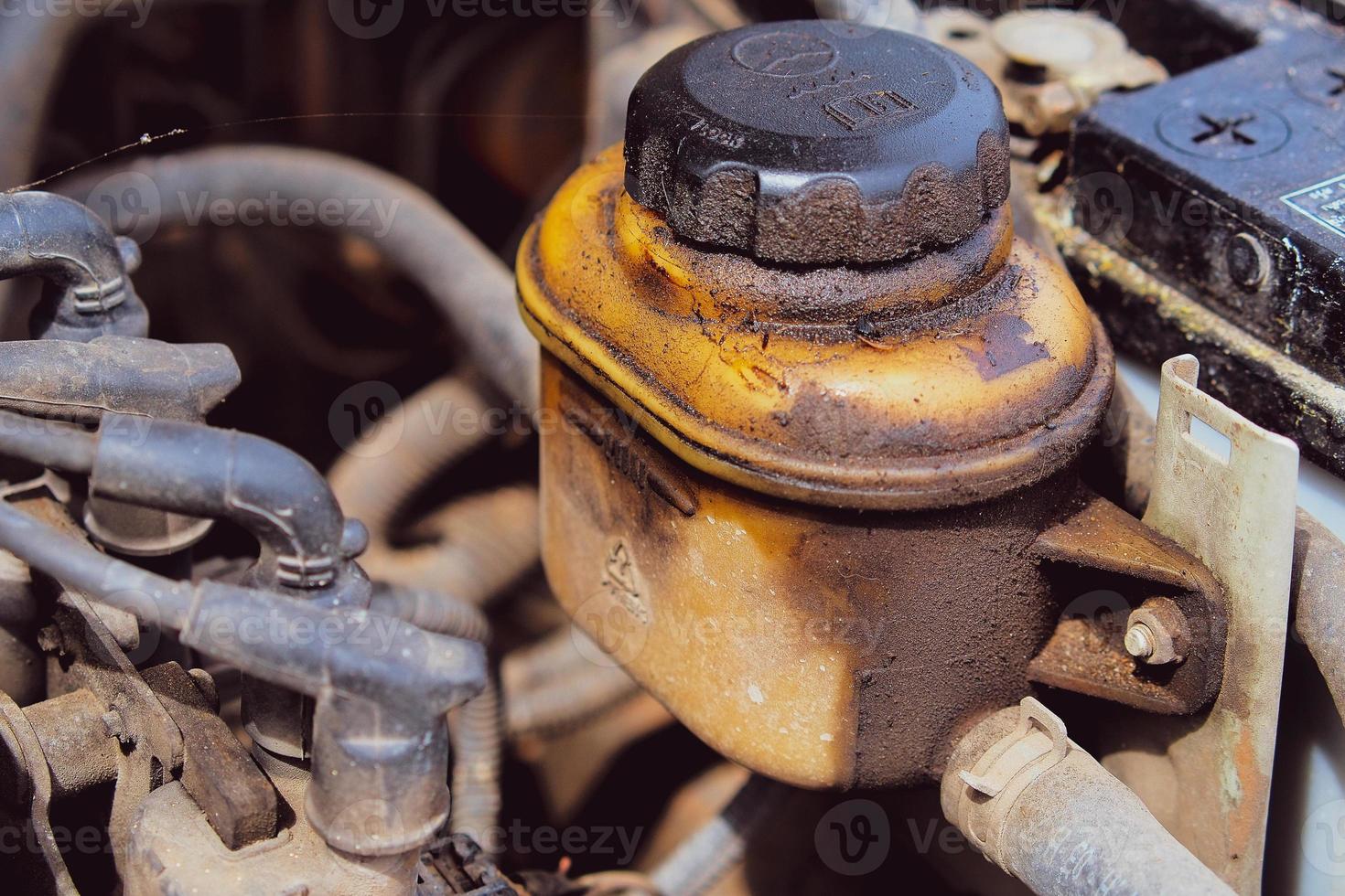Manchas sucias de aceite de motor que no se han mantenido. el concepto de suciedad del motor puede causar fallas en el motor. foto
