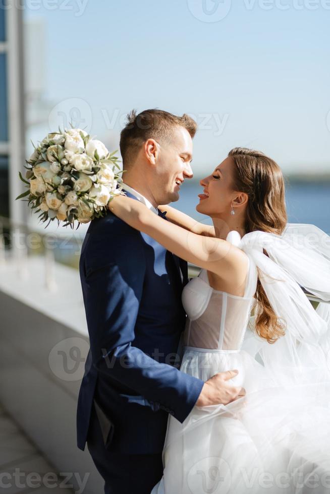 novia y novio primero reunión en el techo de rascacielos foto