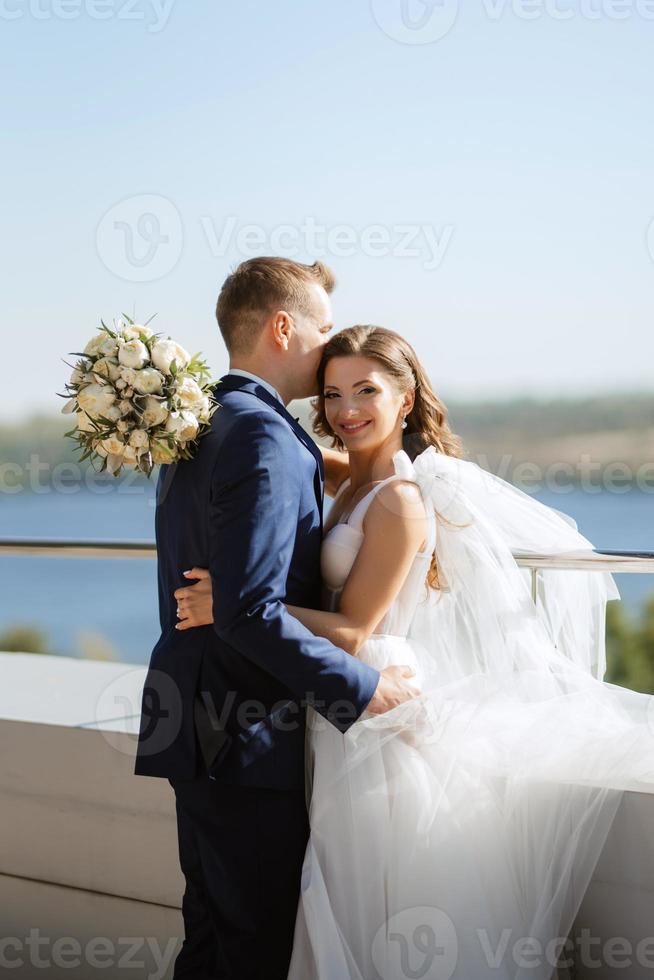 novia y novio primero reunión en el techo de rascacielos foto