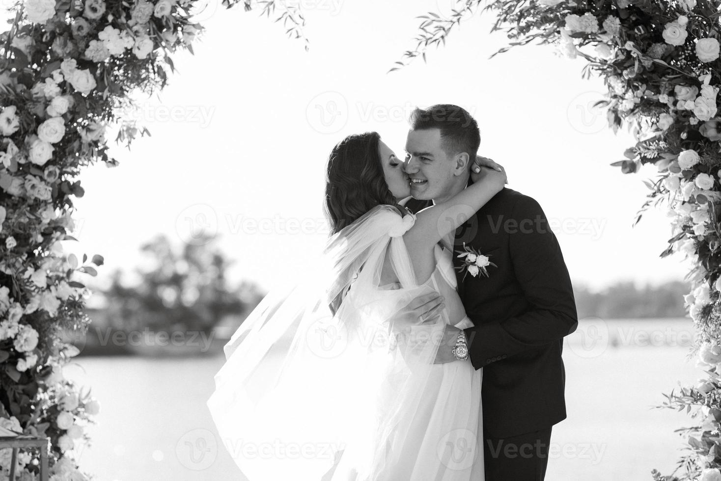 ceremonia de boda en un muelle alto cerca del río foto