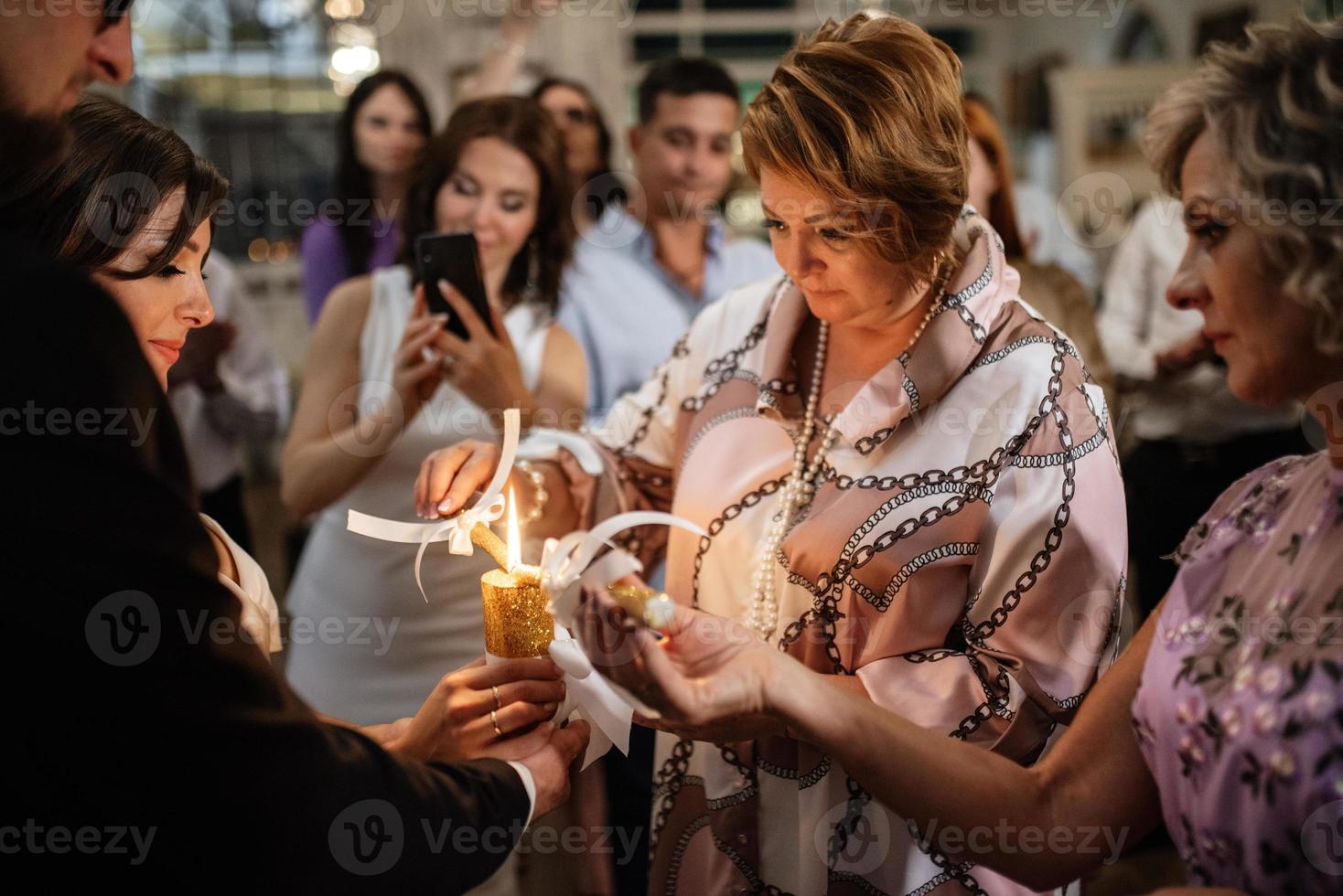 transfer of wedding fire with the help of candles from mothers photo