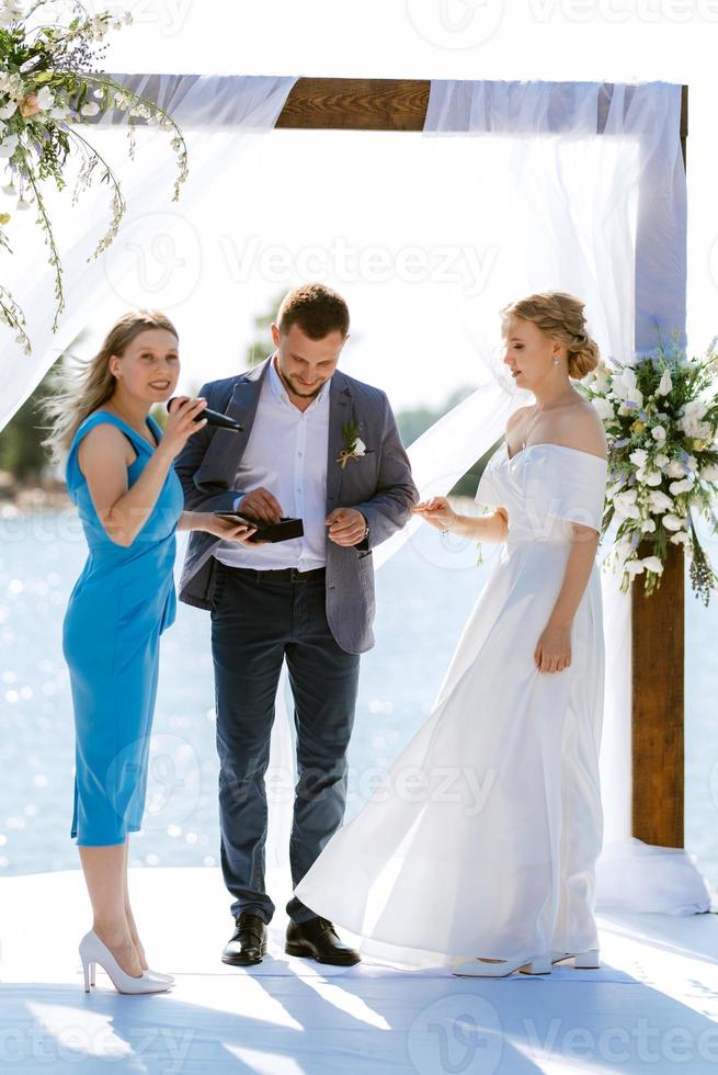 ceremonia de boda en un muelle alto cerca del río foto