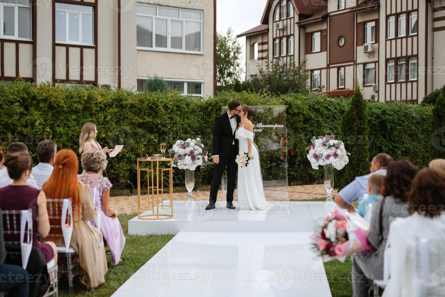 Boda ceremonia de el recién casados en el claro foto