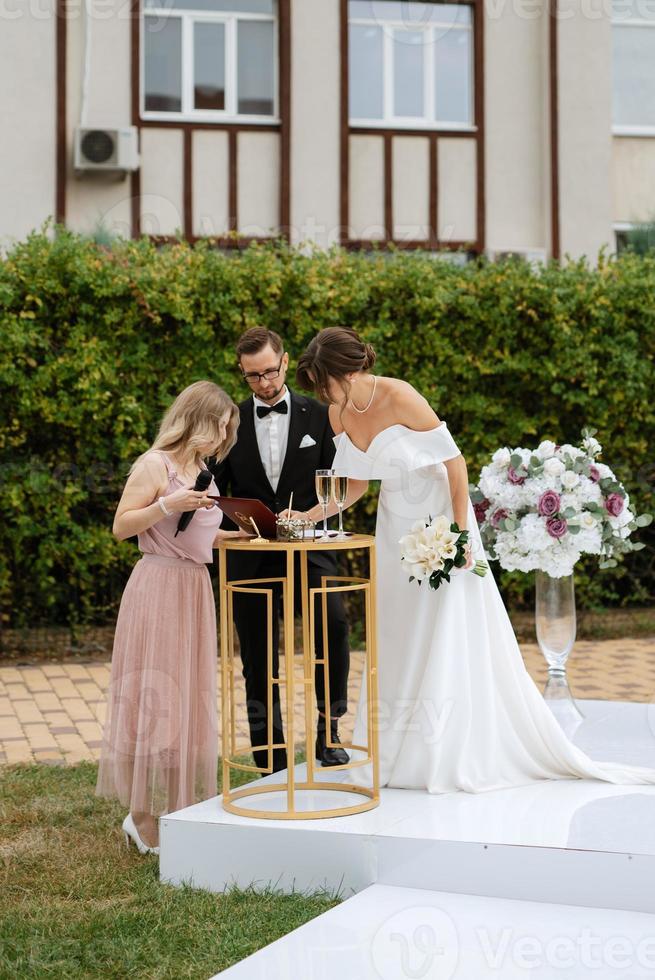 Boda ceremonia de el recién casados en el claro foto