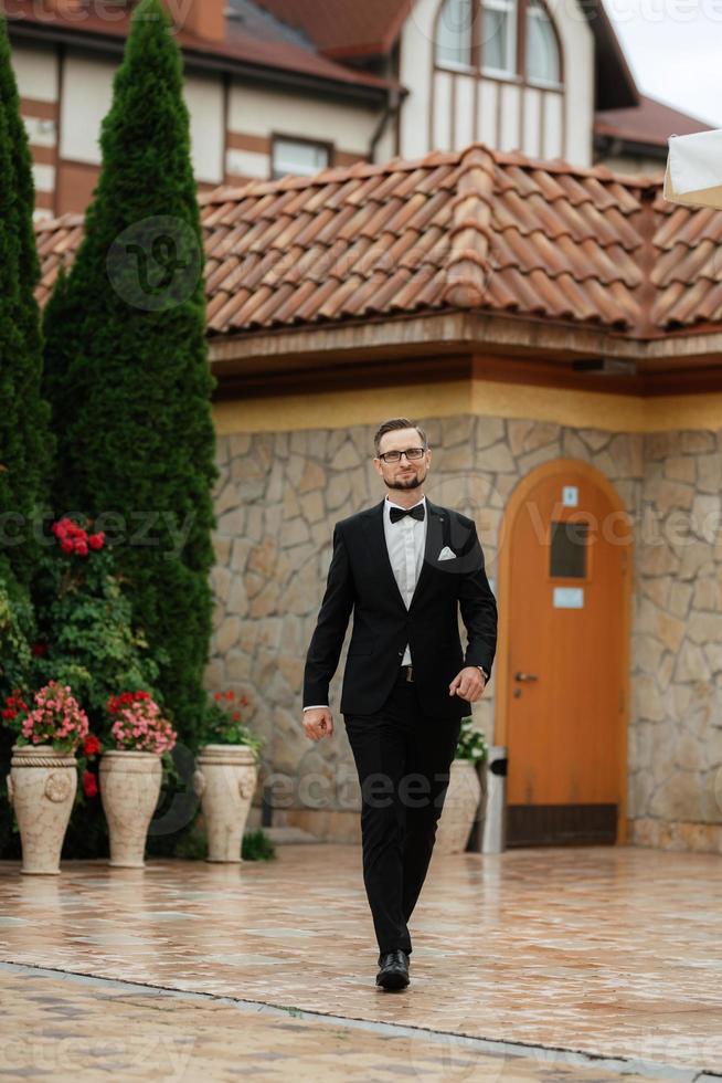 Boda ceremonia de el recién casados en el claro foto