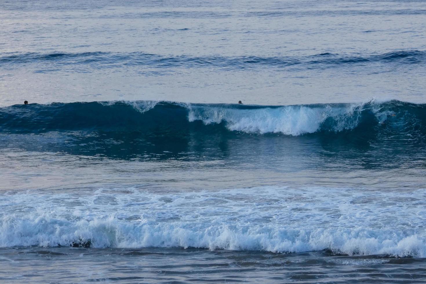 olas en el Oceano en invierno hora foto