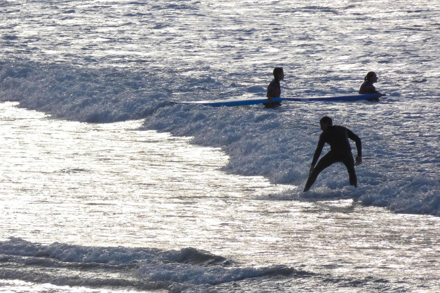 joven Atletas practicando el agua deporte de surf foto