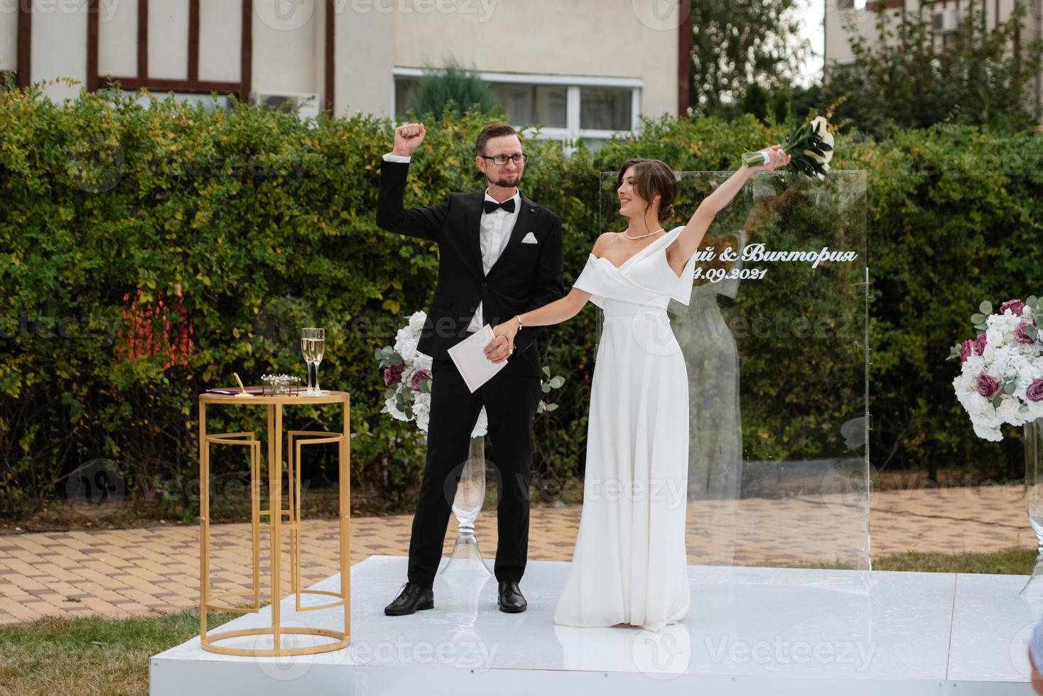 Boda ceremonia de el recién casados en el claro foto