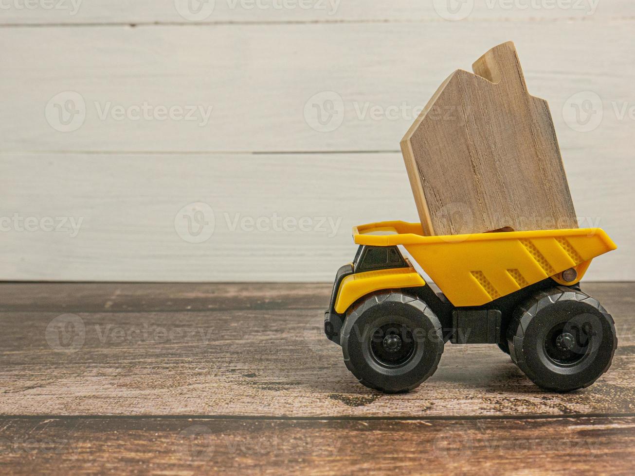 amarillo camión y madera hogar para edificio o construcción concepto foto