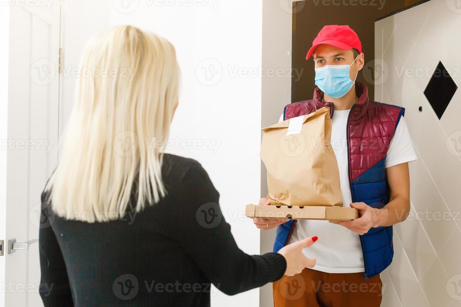 hombre comida entrega en un Departamento foto