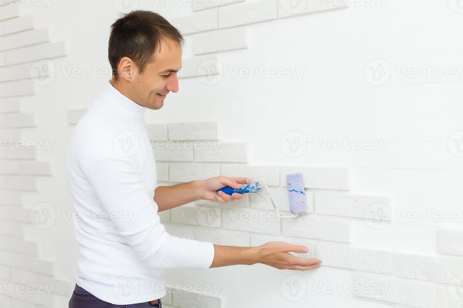 The process of installing sandstone decorative tiles on the foundation