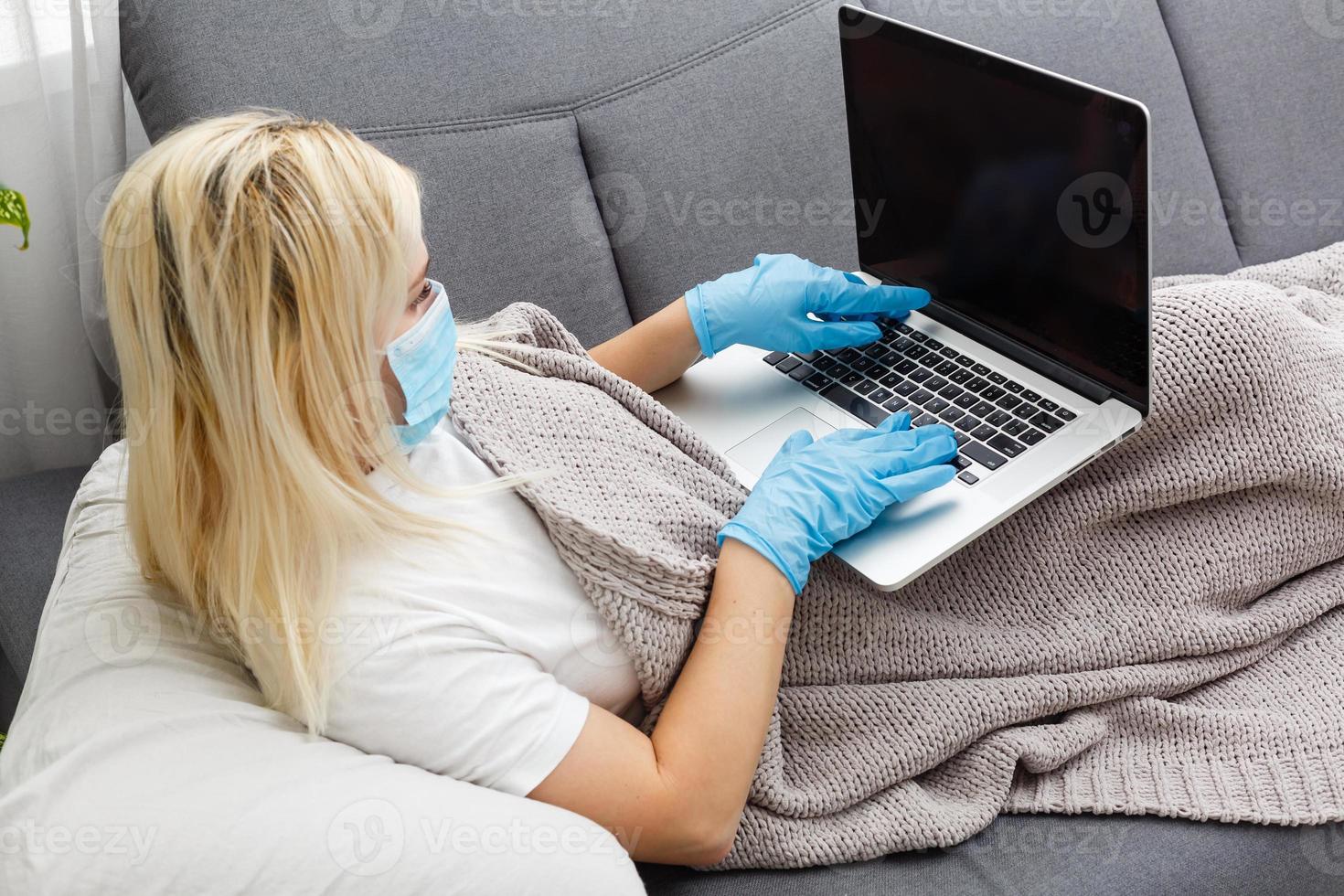 mujer en cuarentena para coronavirus vistiendo protector máscara y inteligente trabajando foto