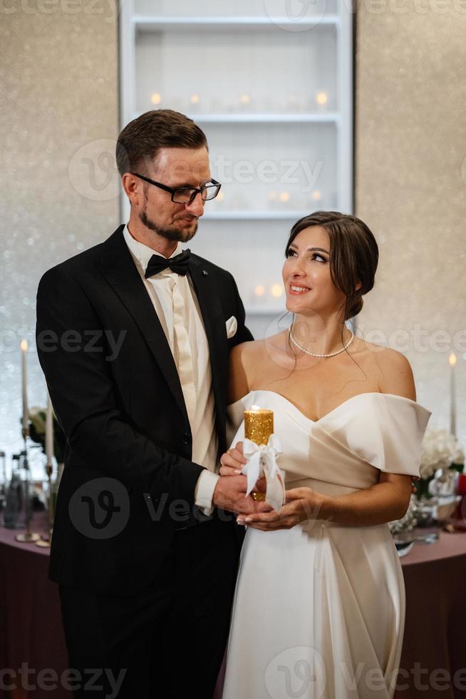 transfer of wedding fire with the help of candles from mothers photo
