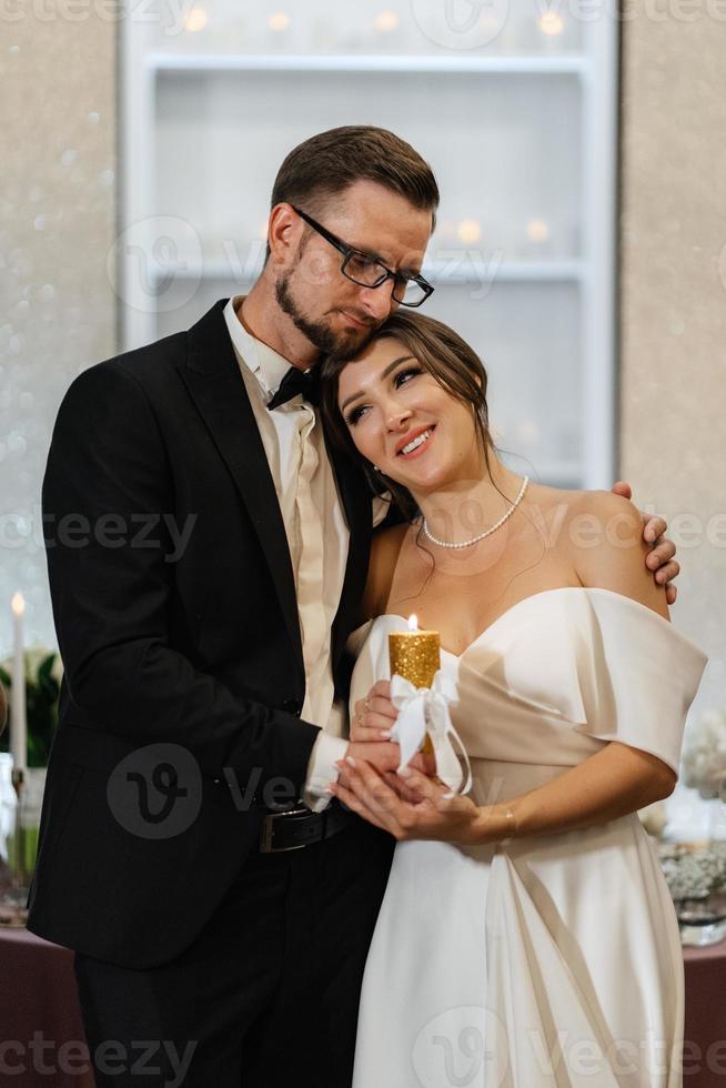 transfer of wedding fire with the help of candles from mothers photo