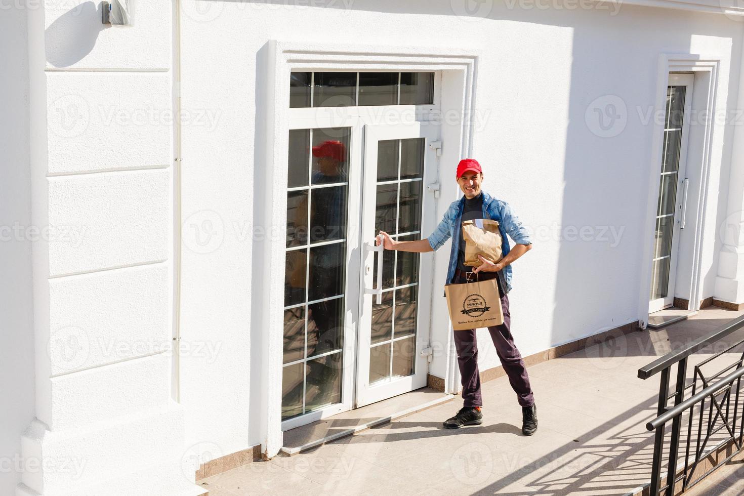 entrega hombre entregando comida a hogar - en línea tienda de comestibles compras Servicio concepto foto