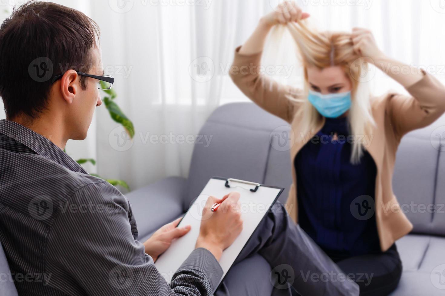 coronavirus epidemia. psicólogo y paciente con proteccion mascarilla. durante cuarentena coronavirus foto
