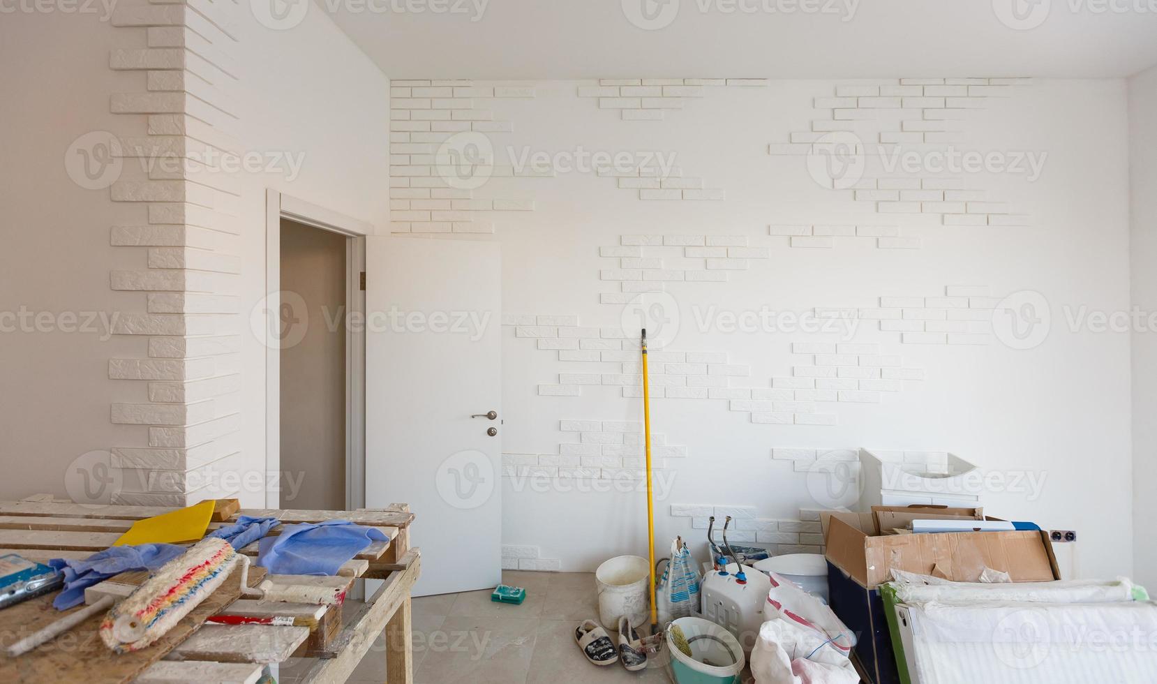 pequeño Departamento sin reparar en un nuevo edificio. un habitación en un inconcluso casa. paredes de espuma bloquear y hormigón piso en un minúsculo departamento. foto