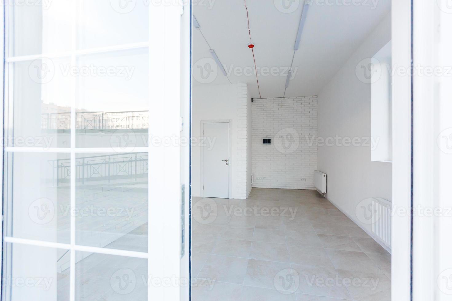 vacío habitación sin reparar. interior de blanco desván habitación oficina con panorámico ventanas en equirrectangular proyección foto