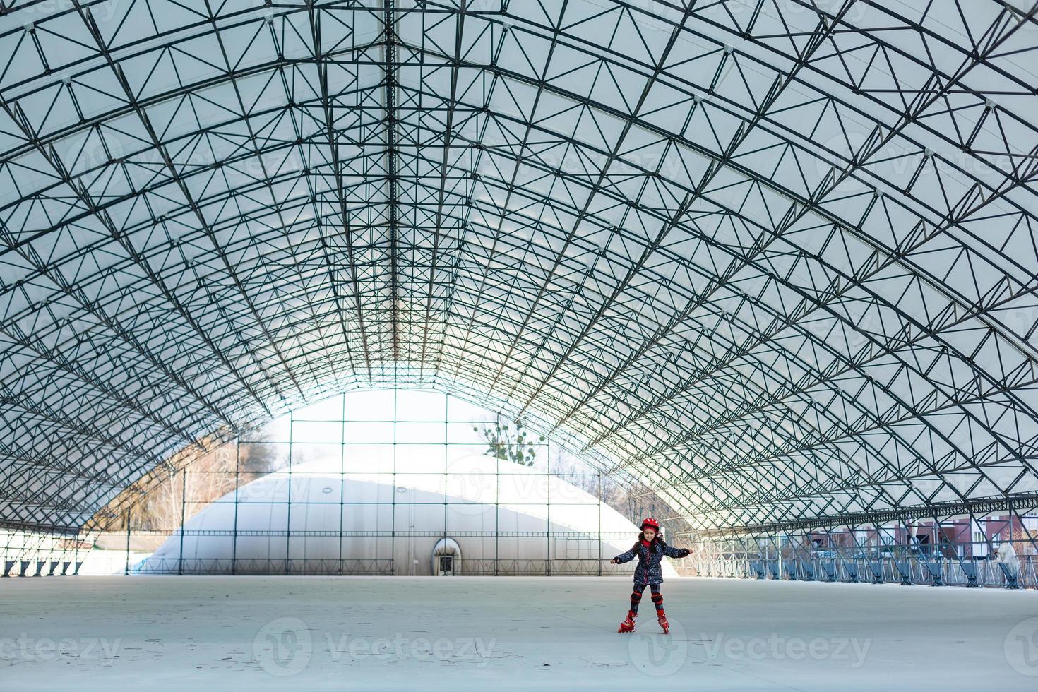 metal techo interiores estructura de moderno edificio. grande vaso techo hangar foto