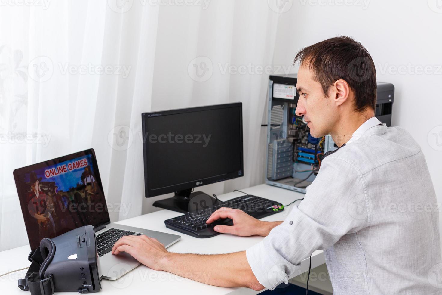 joven contento hombre riendo y jugando vídeo juegos en fin de semana foto