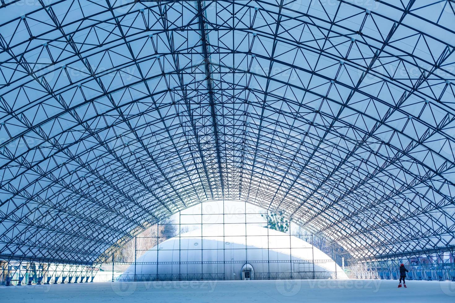 moderno vacío depósito, grande vaso techo hangar foto