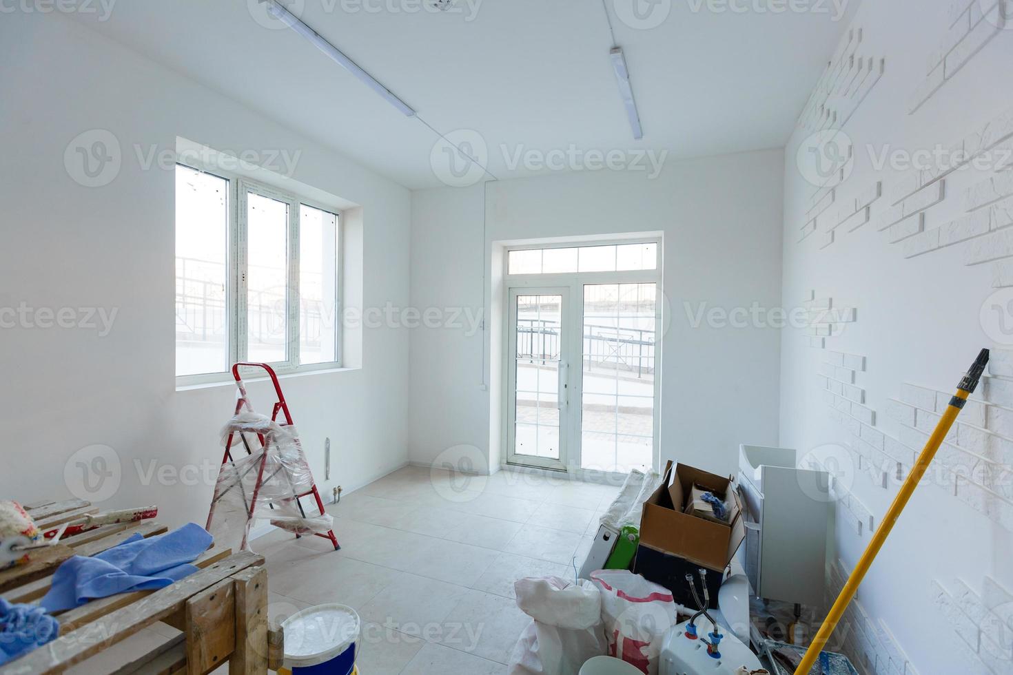 pequeño Departamento sin reparar en un nuevo edificio. un habitación en un inconcluso casa. paredes de espuma bloquear y hormigón piso en un minúsculo departamento. foto