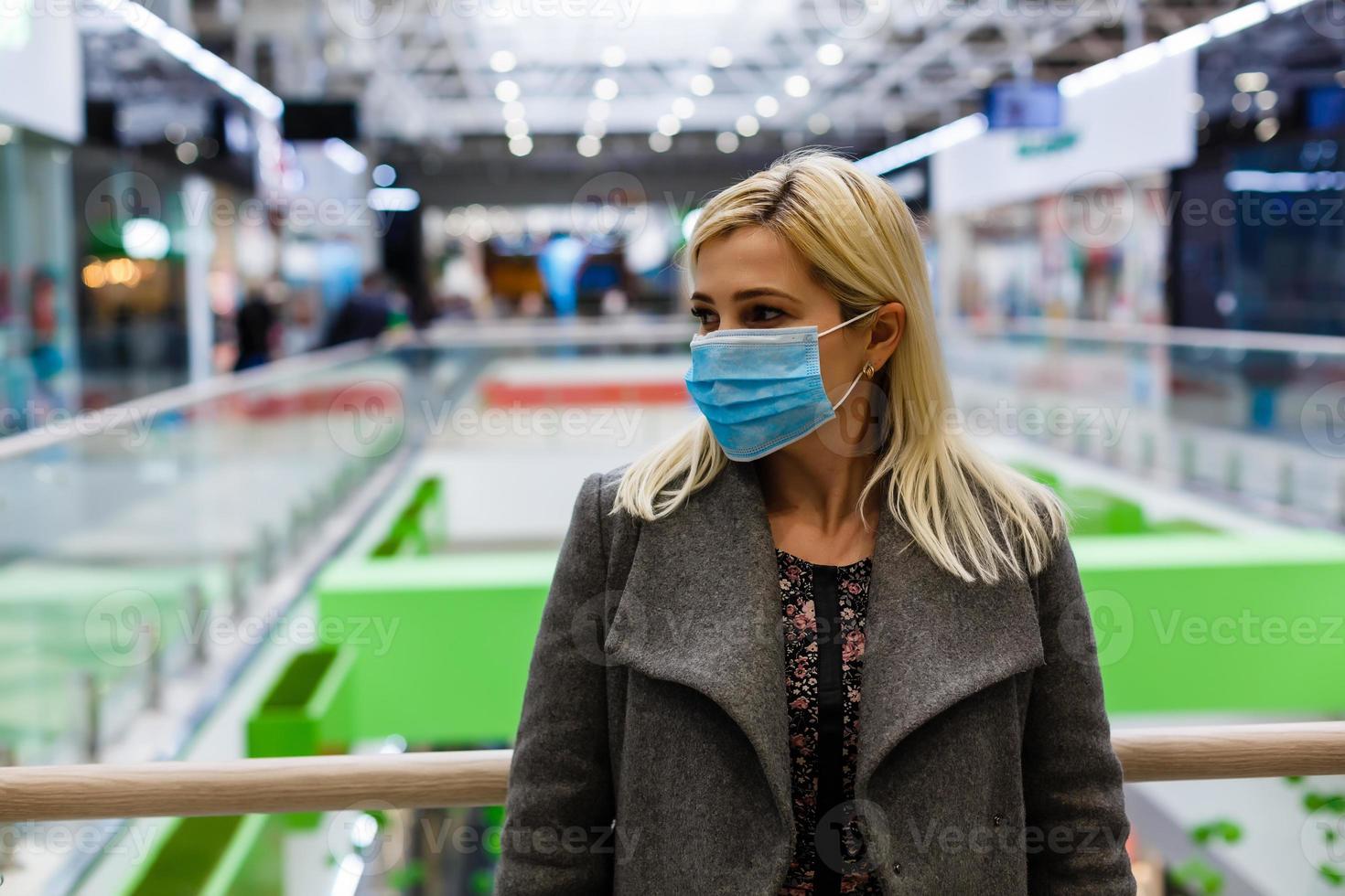 bonito mujer vistiendo máscara proteccion polvo en compras centro comercial, selectivo enfocar. foto
