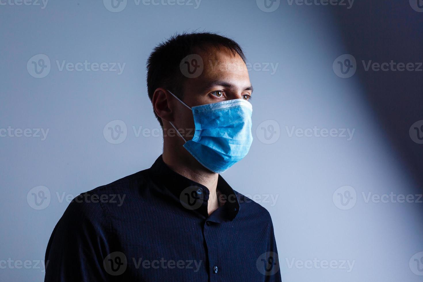 fuerte hombre vistiendo máscara a evitar gripe virus y polvo aire contaminación en blanco antecedentes foto
