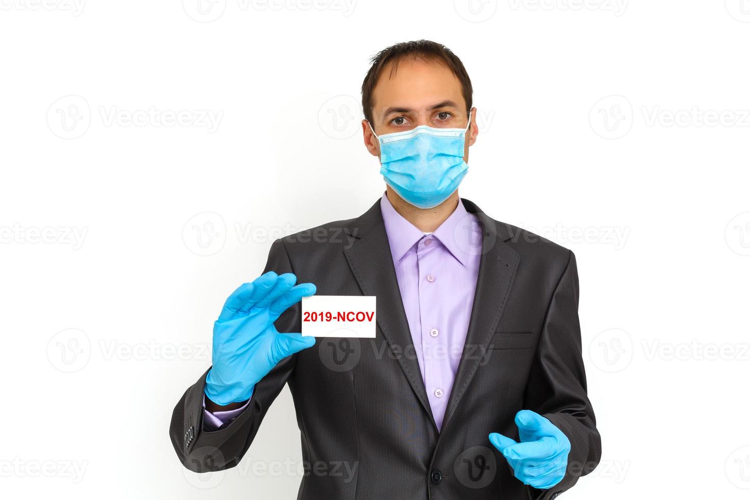 utilizar proteger filtros en contra coronavirus empresario en higiénico máscara y guantes, 2019-nCoV, gripe epidemia. aislado foto