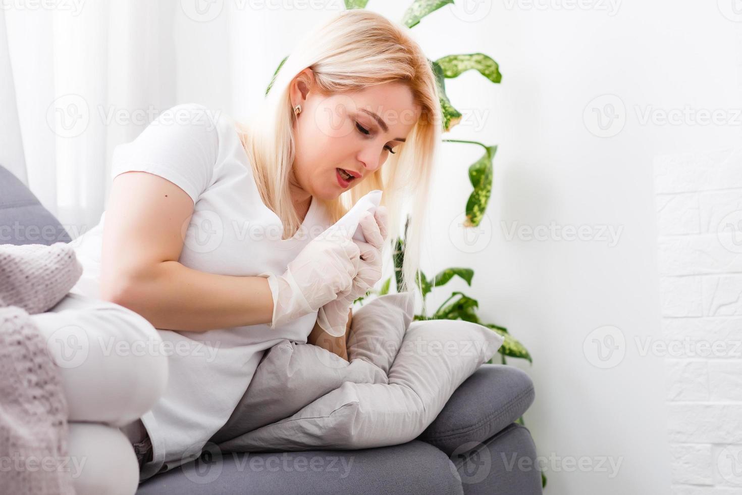 enfermo mujer. gripe. mujer atrapado frío. estornudos dentro tejido. dolor de cabeza. virus. medicamentos foto