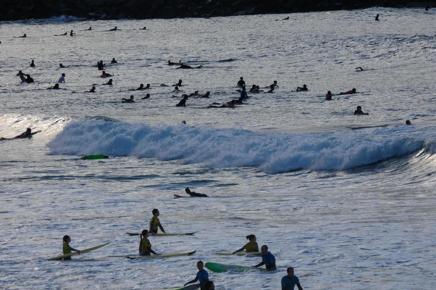 joven Atletas practicando el agua deporte de surf foto