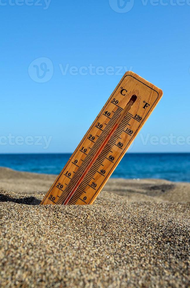 termómetro en la playa foto