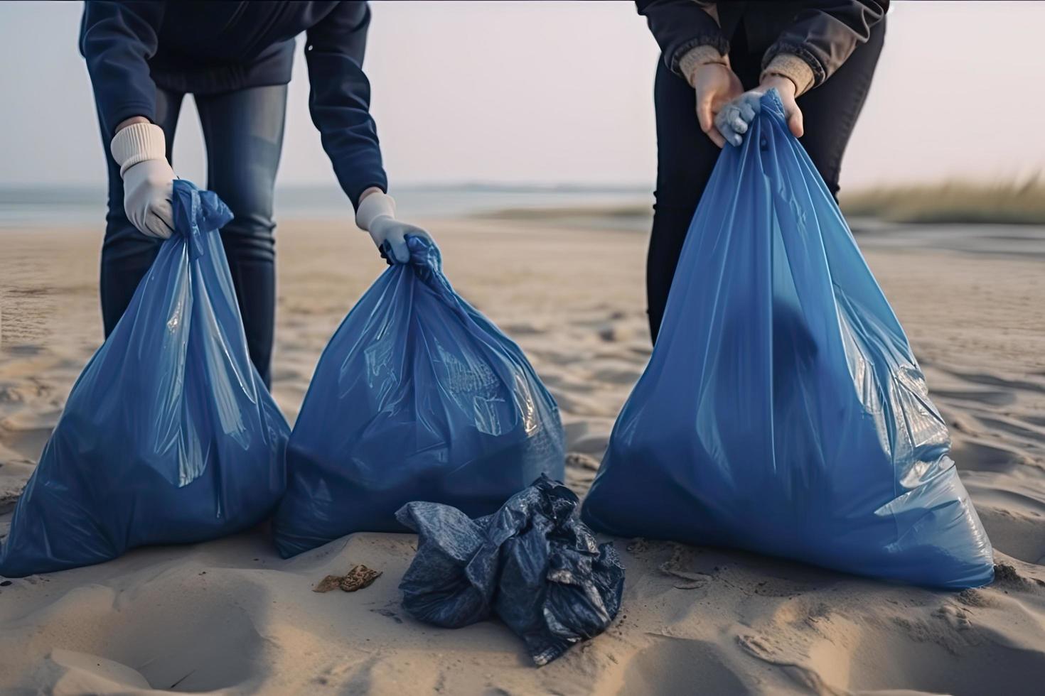 un grupo de irreconocible personas coleccionar basura desde el playa en azul pantalones para el problema de el plastico contaminación en el ambiente foto