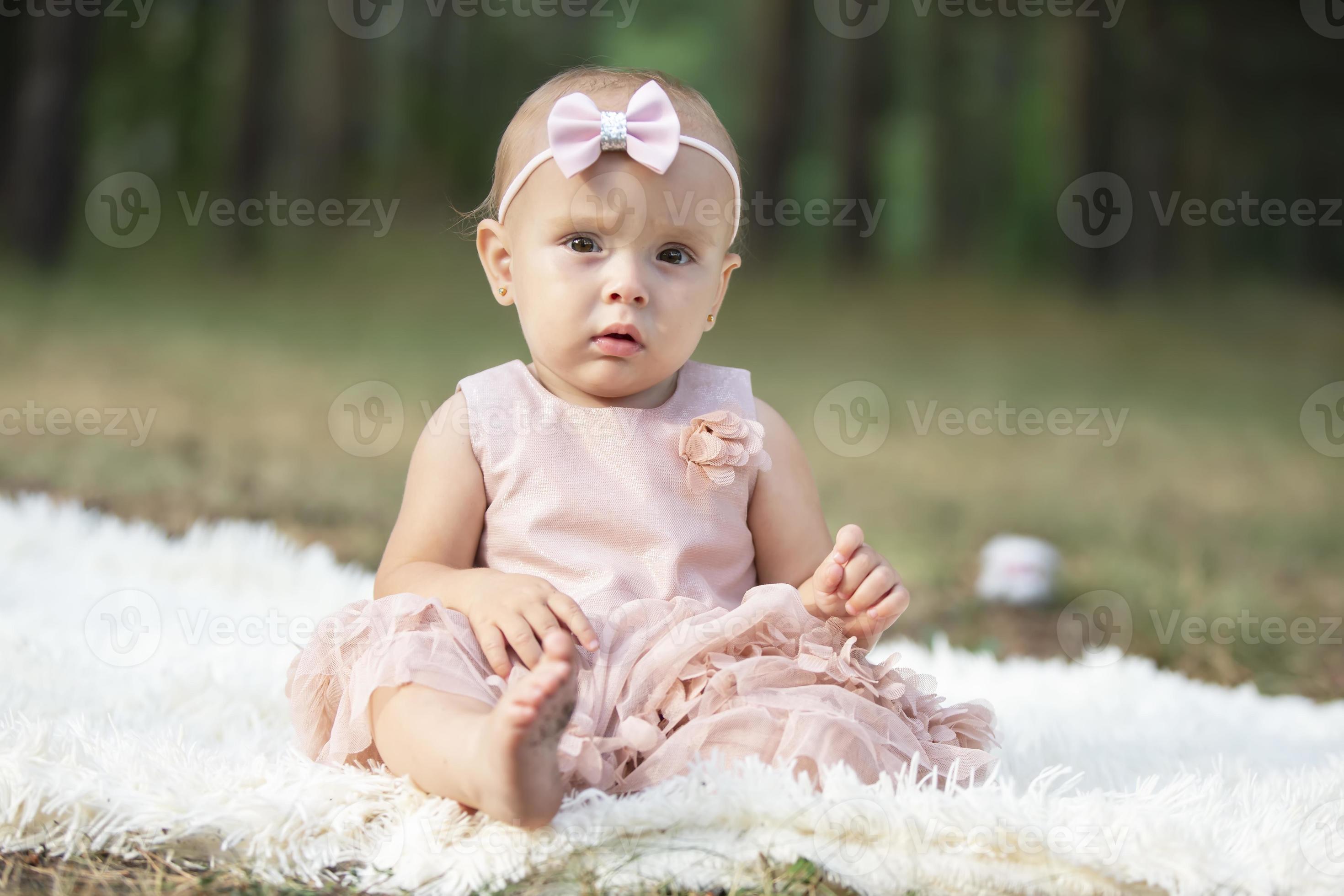 pequeño niña 3 años antiguo en un verano vestido de verano en el parque.  verano tiempo. 21178072 Foto de stock en Vecteezy