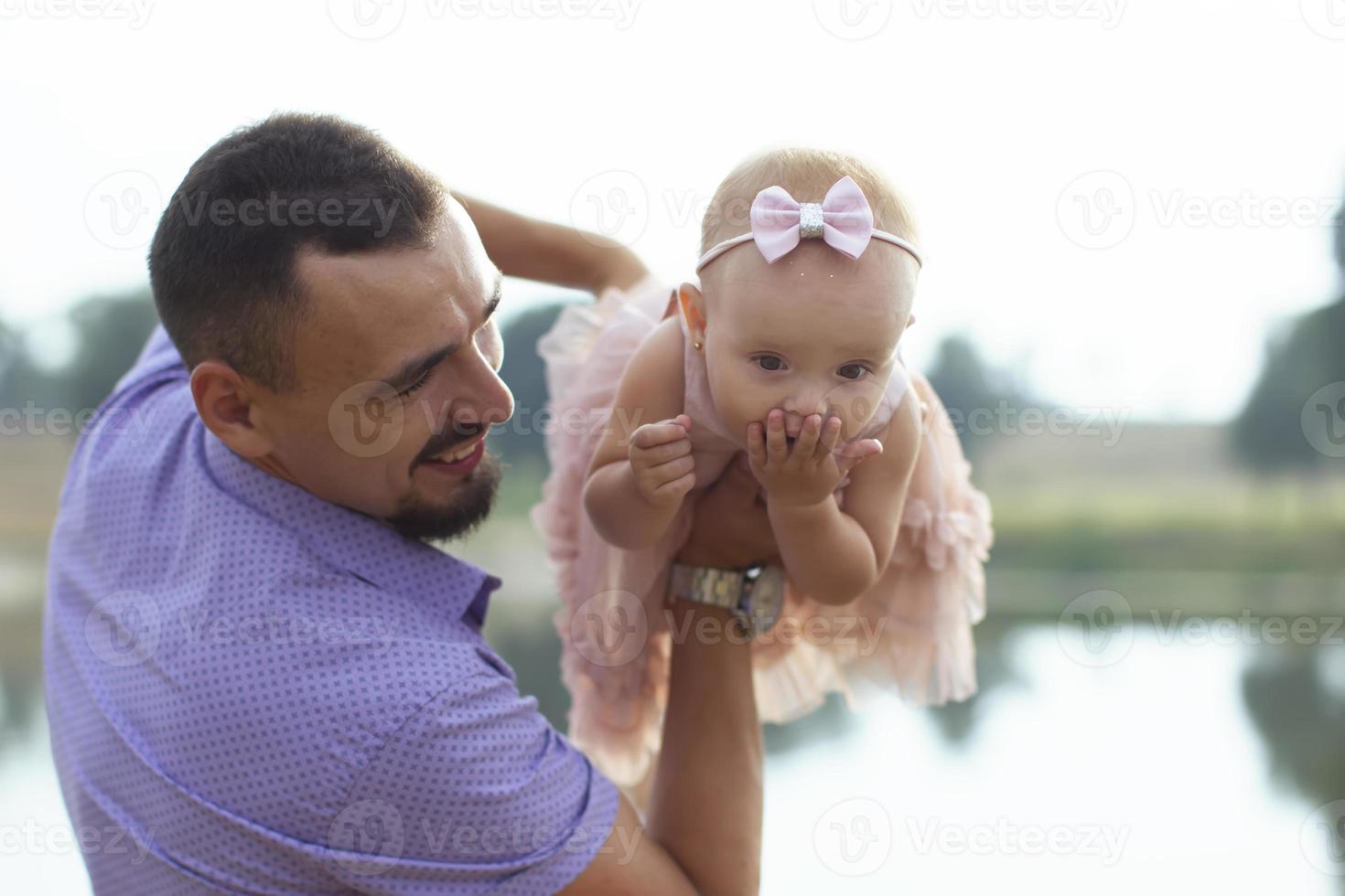 contento papá obras de teatro con su pequeño hija para un caminar. paternidad. foto