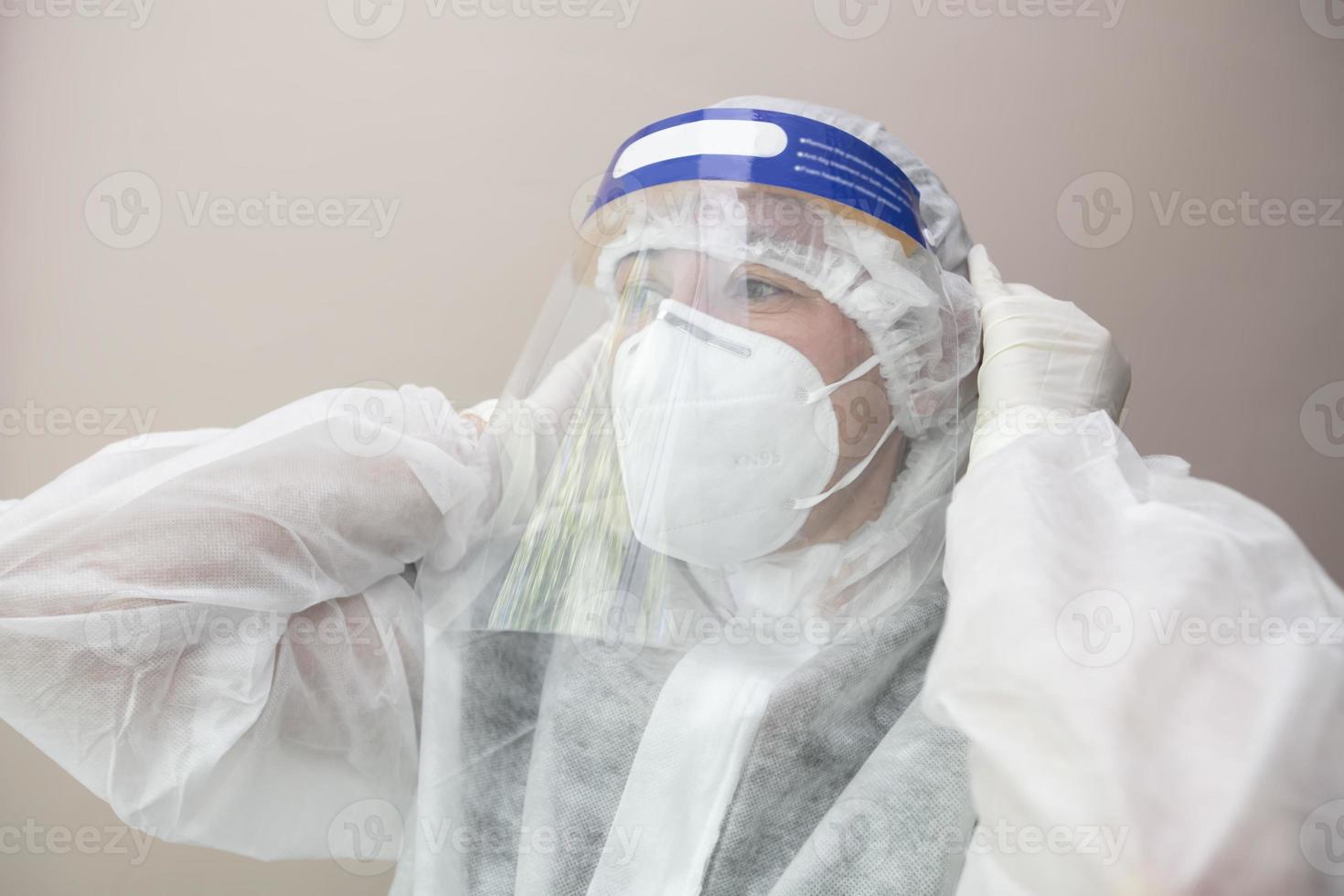 un médico en un protector máscara y traje para coronavirus infección. foto