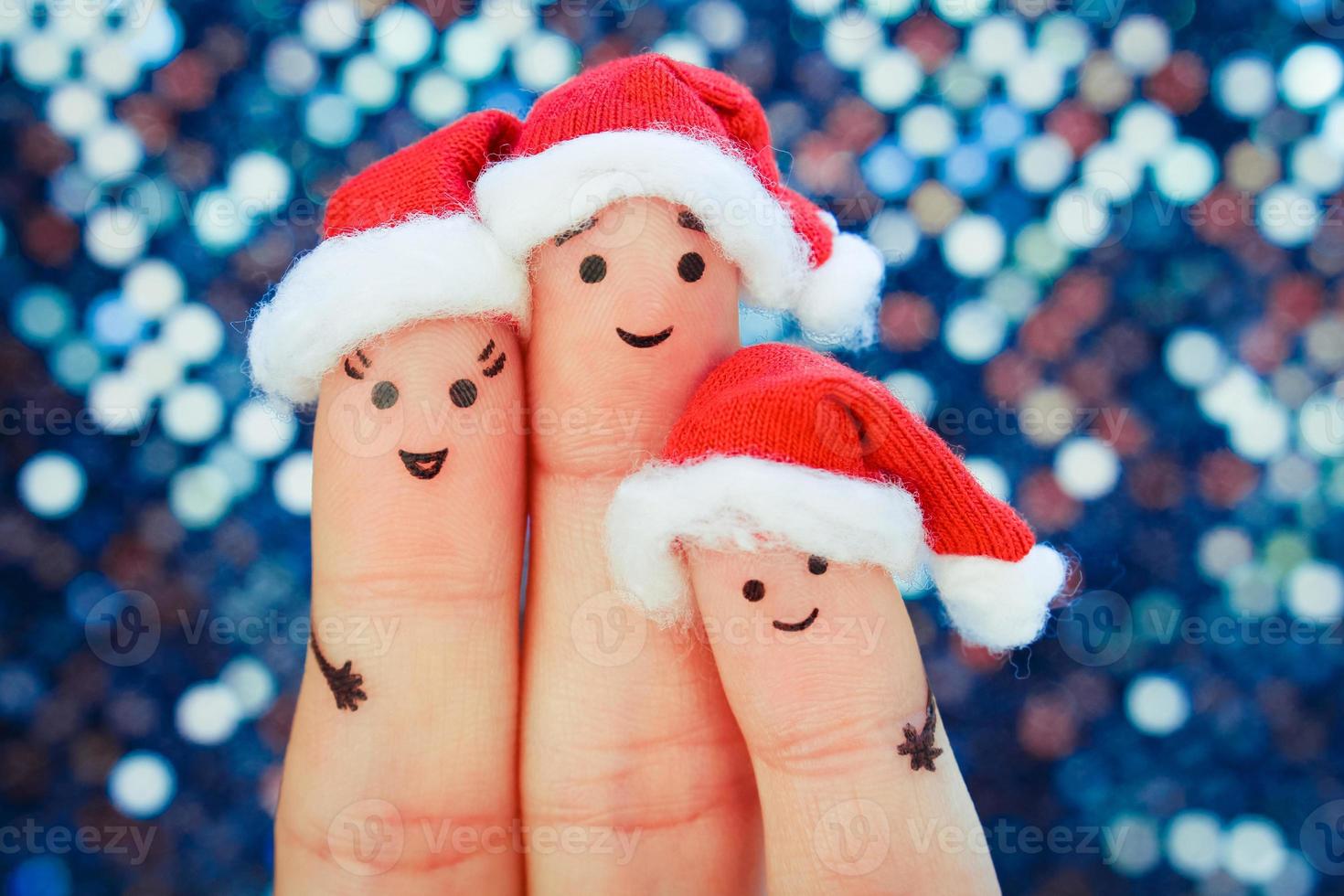 dedos Arte de familia celebra Navidad. concepto de grupo de personas sonriente en nuevo año sombreros. tonificado imagen. foto