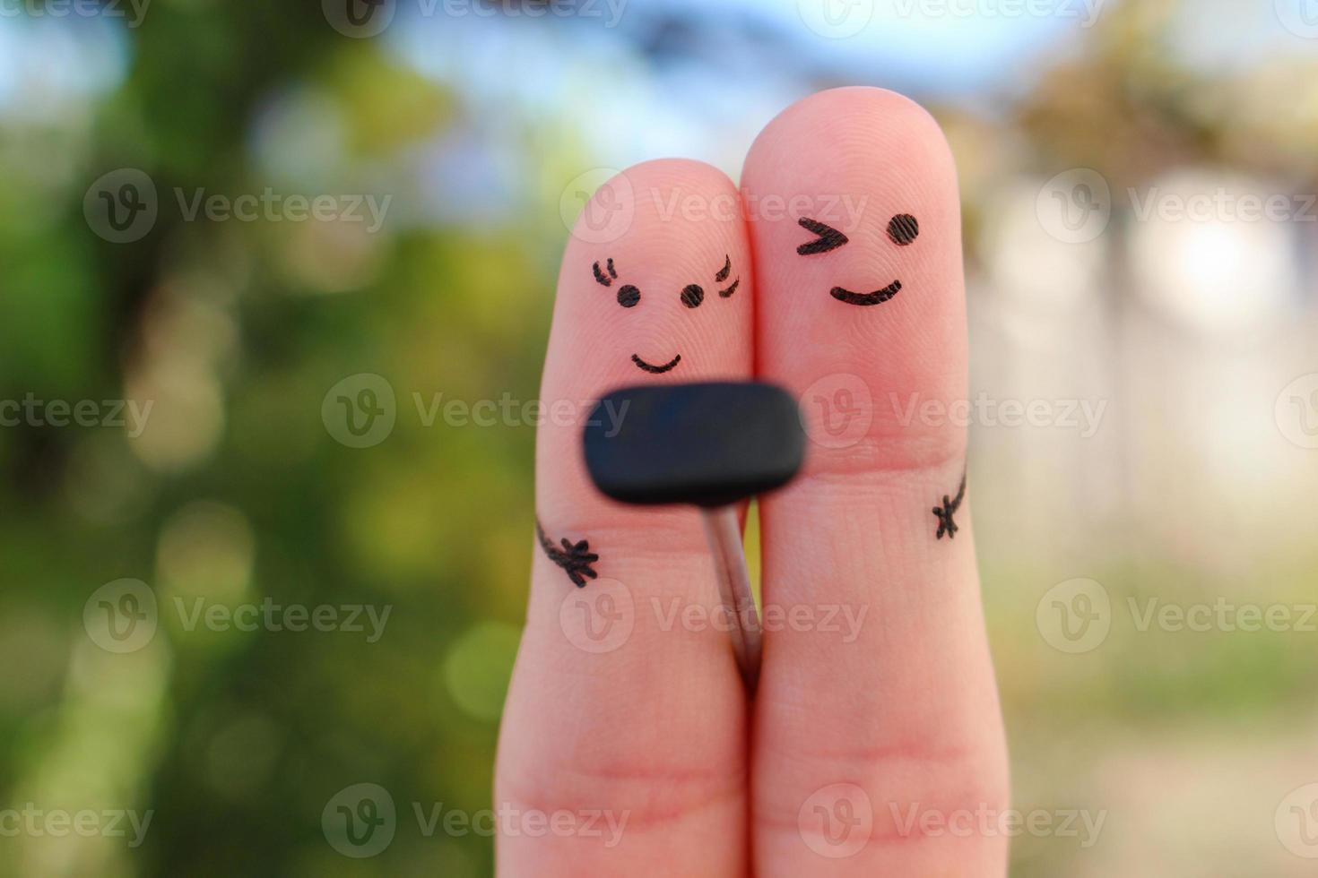 dedos Arte de contento Pareja. hombre y mujer tomar imágenes de sí mismos en el teléfono, ser. foto